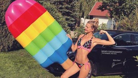 Weisz Fanni Origami bikiniben hűti magát